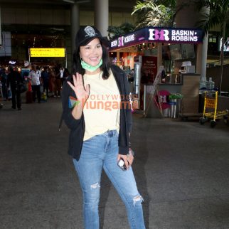 Photos Sunny Leone, Daisy Shah and others snapped at the airport (4)
