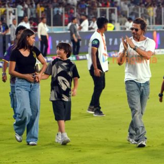 Photo Shah Rukh Khan snapped attending KKR match with AbRam Khan and Suhana Khan in Ahmedabad (4)