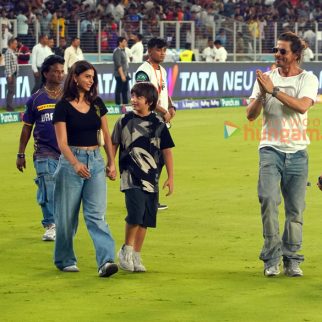 Photo Shah Rukh Khan snapped attending KKR match with AbRam Khan and Suhana Khan in Ahmedabad (6)