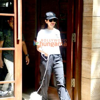Photos Malaika Arora and Sophie Choudry snapped outside their residence in Khar (2)
