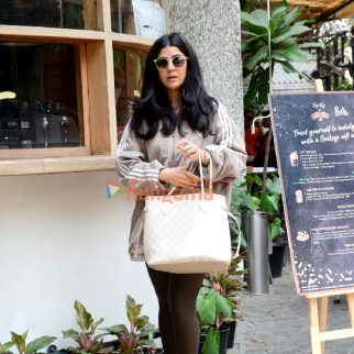 Photos Nimrat Kaur snapped outside a cafe in Bandra (4)