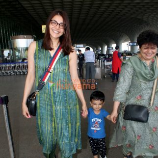 Photos Pooja Hegde and Kajal Aggarwal snapped at the airport (4)