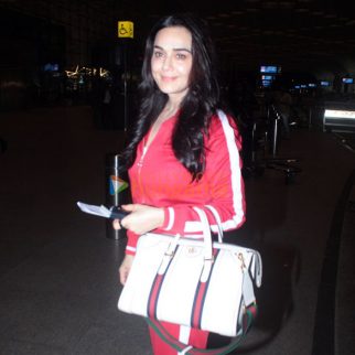 Photos Preity Zinta and Kapil Sharma snapped at the airport (1)