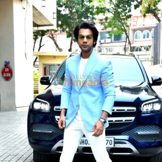 Photos Rajkummar Rao, Janhvi Kapoor and others snapped at Mr. And Mrs. Mahi song launch (7)