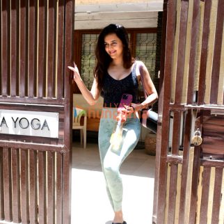Photos Tejasswi Prakash snapped outside her yoga class in Bandra (1)