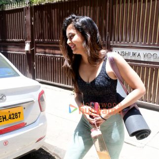 Photos Tejasswi Prakash snapped outside her yoga class in Bandra (4)