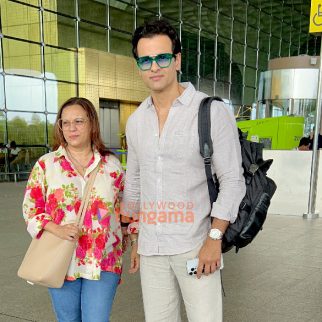 Photos Kartik Aaryan, Mouni Roy and Rohit Roy snapped at the airport (3)