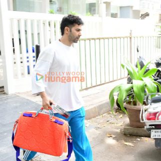 Photos Varun Dhawan leaves for Hinduja Hospital in Bandra (1)