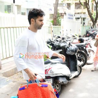 Photos Varun Dhawan leaves for Hinduja Hospital in Bandra (2)