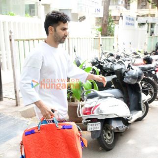 Photos Varun Dhawan leaves for Hinduja Hospital in Bandra (3)