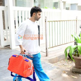 Photos Varun Dhawan leaves for Hinduja Hospital in Bandra (4)