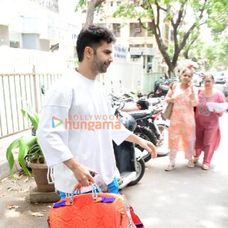 Photos Varun Dhawan leaves for Hinduja Hospital in Bandra (6)