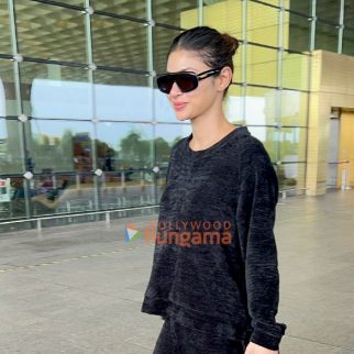 Photos Mouni Roy, Sophie Choudry, Isha Koppikar and others snapped at the airport (1)