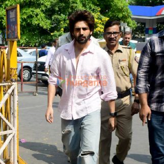 Photos Kartik Aaryan visits Siddhivinayak Temple to seek blessings (1)