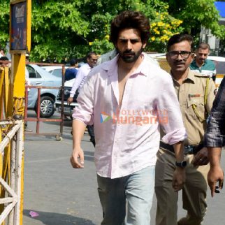 Photos Kartik Aaryan visits Siddhivinayak Temple to seek blessings (2)