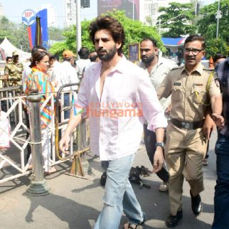 Photos Kartik Aaryan visits Siddhivinayak Temple to seek blessings (3)