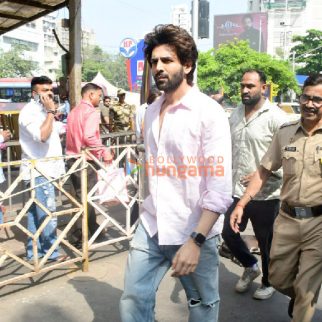 Photos Kartik Aaryan visits Siddhivinayak Temple to seek blessings (4)