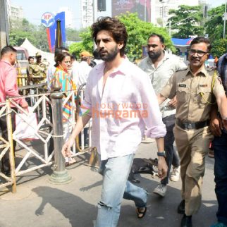 Photos Kartik Aaryan visits Siddhivinayak Temple to seek blessings (5)