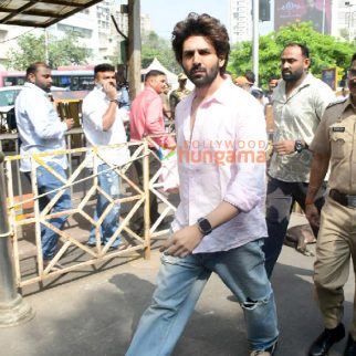 Photos Kartik Aaryan visits Siddhivinayak Temple to seek blessings (6)