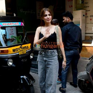 Photos Rhea Chakraborty spotted outside a salon in Bandra (3)