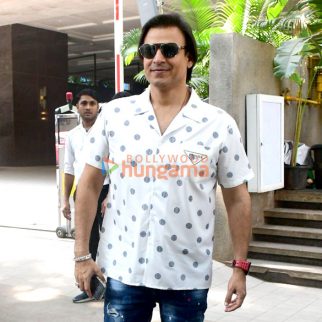 Photos Vivek Oberoi snapped outside a cafe in Bandra (4)