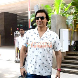 Photos Vivek Oberoi snapped outside a cafe in Bandra (5)