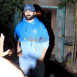 Photos Kartik Aaryan snapped in Bandra (2)