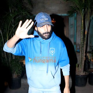 Photos Kartik Aaryan snapped in Bandra (3)