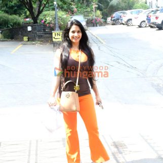 Photos Tanishaa Mukerji snapped outside a yoga class in Khar (1)