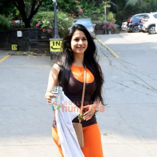 Photos Tanishaa Mukerji snapped outside a yoga class in Khar (2)