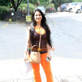 Photos Tanishaa Mukerji snapped outside a yoga class in Khar (3)