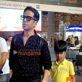 Photos Ram Charan and Tusshar Kapoor snapped at the airport (2)