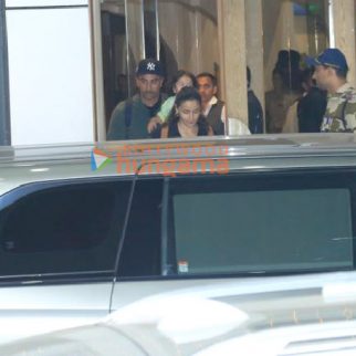 Photos Ranbir Kapoor, Alia Bhatt, Neetu Singh and Soni Razdan snapped at Kalina airport (1)