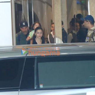 Photos Ranbir Kapoor, Alia Bhatt, Neetu Singh and Soni Razdan snapped at Kalina airport (5)