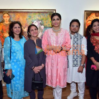 Photos Raveena Tandon inaugurates Vishal Sablley's 'Nayika' at Jehangir Art Gallery (3)