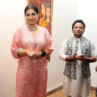 Photos Raveena Tandon inaugurates Vishal Sablley's 'Nayika' at Jehangir Art Gallery (4)