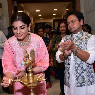 Photos Raveena Tandon inaugurates Vishal Sablley's 'Nayika' at Jehangir Art Gallery (5)