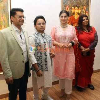 Photos Raveena Tandon inaugurates Vishal Sablley's 'Nayika' at Jehangir Art Gallery (6)