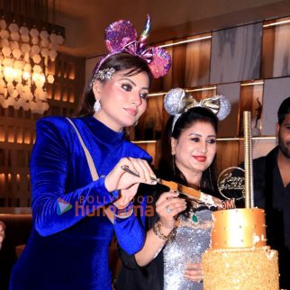 Photos Urvashi Rautela celebrates her mother's birthday with media (1)