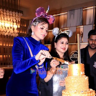 Photos Urvashi Rautela celebrates her mother's birthday with media (2)