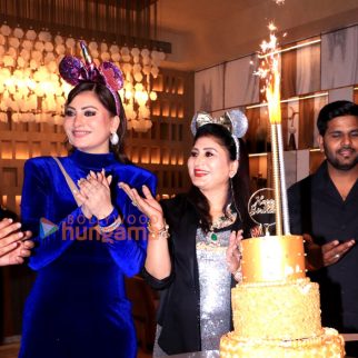 Photos Urvashi Rautela celebrates her mother's birthday with media (3)