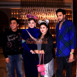 Photos Urvashi Rautela celebrates her mother's birthday with media (5)