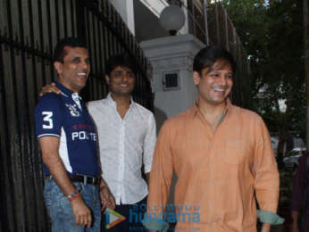 Vivek Oberoi spotted at Anand Pandit's office in Juhu