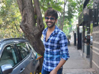 Photos: Kartik Aaryan spotted in Juhu