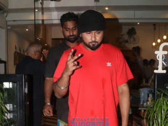 Photos: Yo Yo Honey Singh snapped at Farmers' Cafe