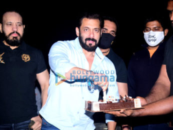 Photos: Salman Khan celebrates his birthday with media at his Panvel farmhouse