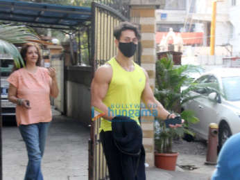 Photos: Tiger Shroff spotted in Santacruz