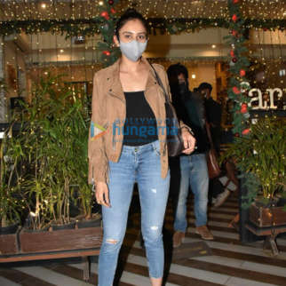 Photos: Rakul Preet Singh and Jackky Bhagnani snapped at the Farmers' Cafe in Khar
