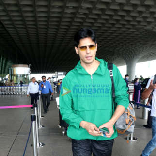 Photos: Sidharth Malhotra, Tusshar Kapoor and Vidyut Jammwal snapped at the airport