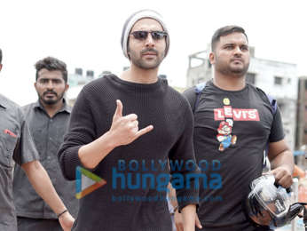 Photos: Kartik Aaryan spotted at Versova Jetty
